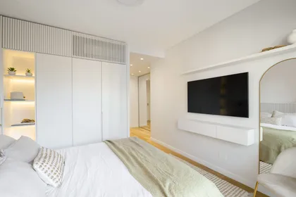 Dormitorio moderno escandinavo con almacenamiento integrado — proyecto Depto Velvet, por Ayelen Mayer Arquitectura, en Buenos Aires